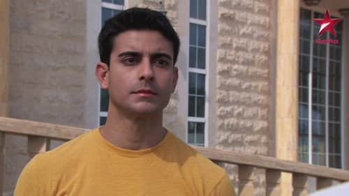 Kumud sees a photo