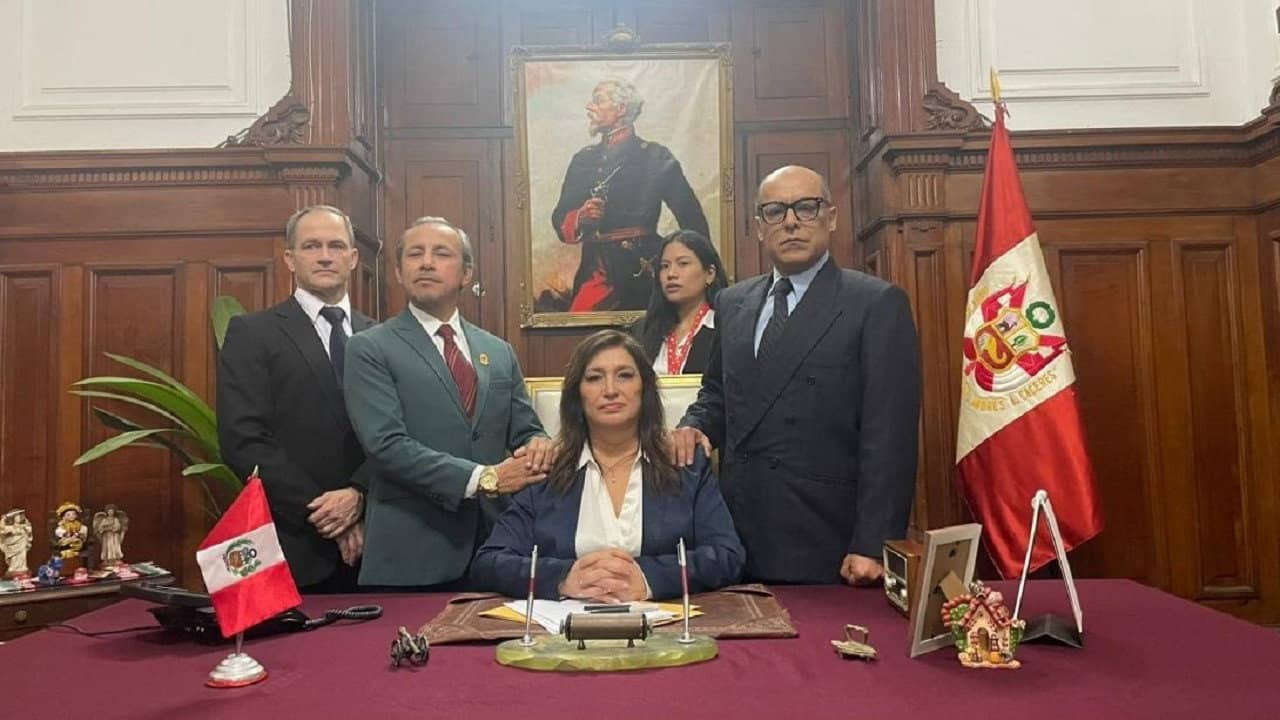 Los Waykis backdrop