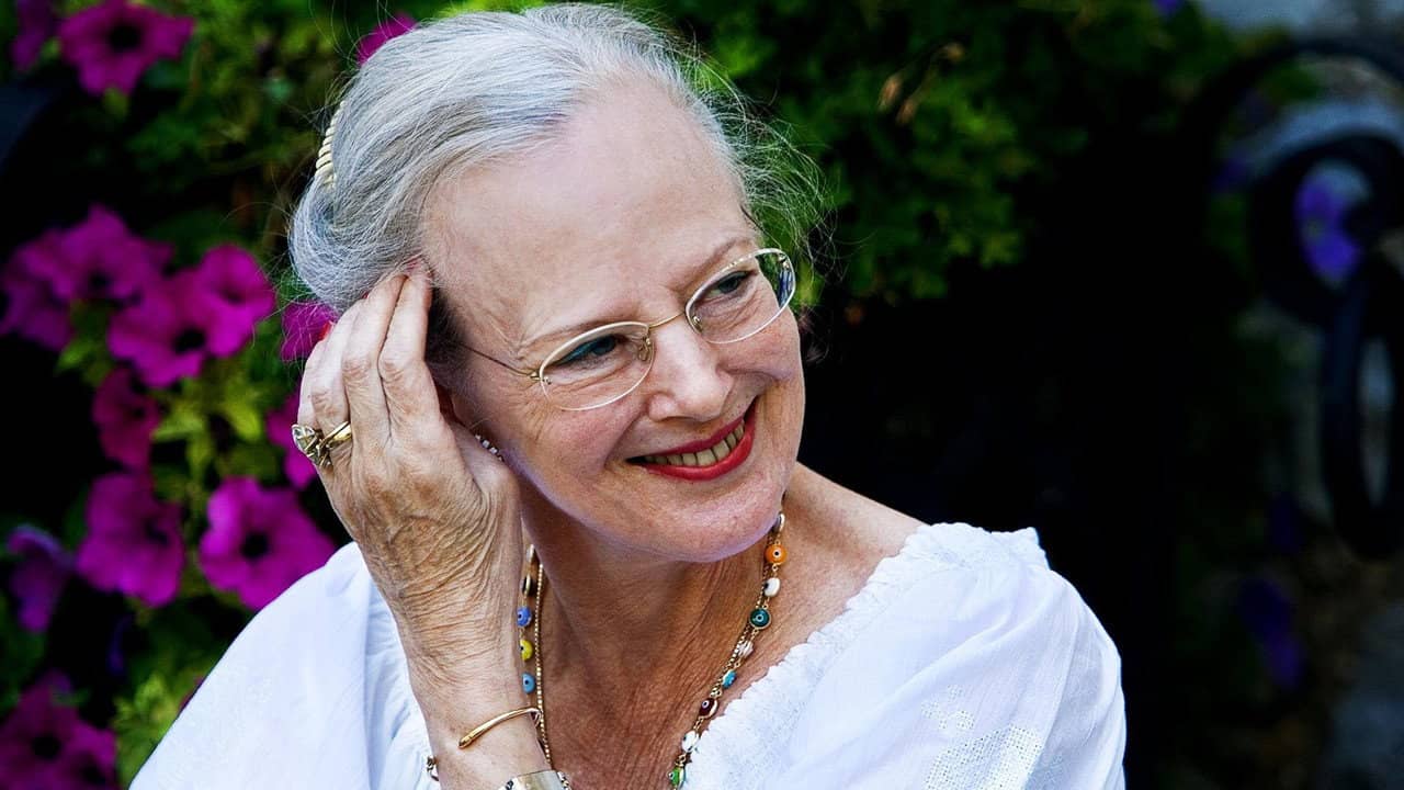 Margrethe II - Hele Danmarks Dronning backdrop
