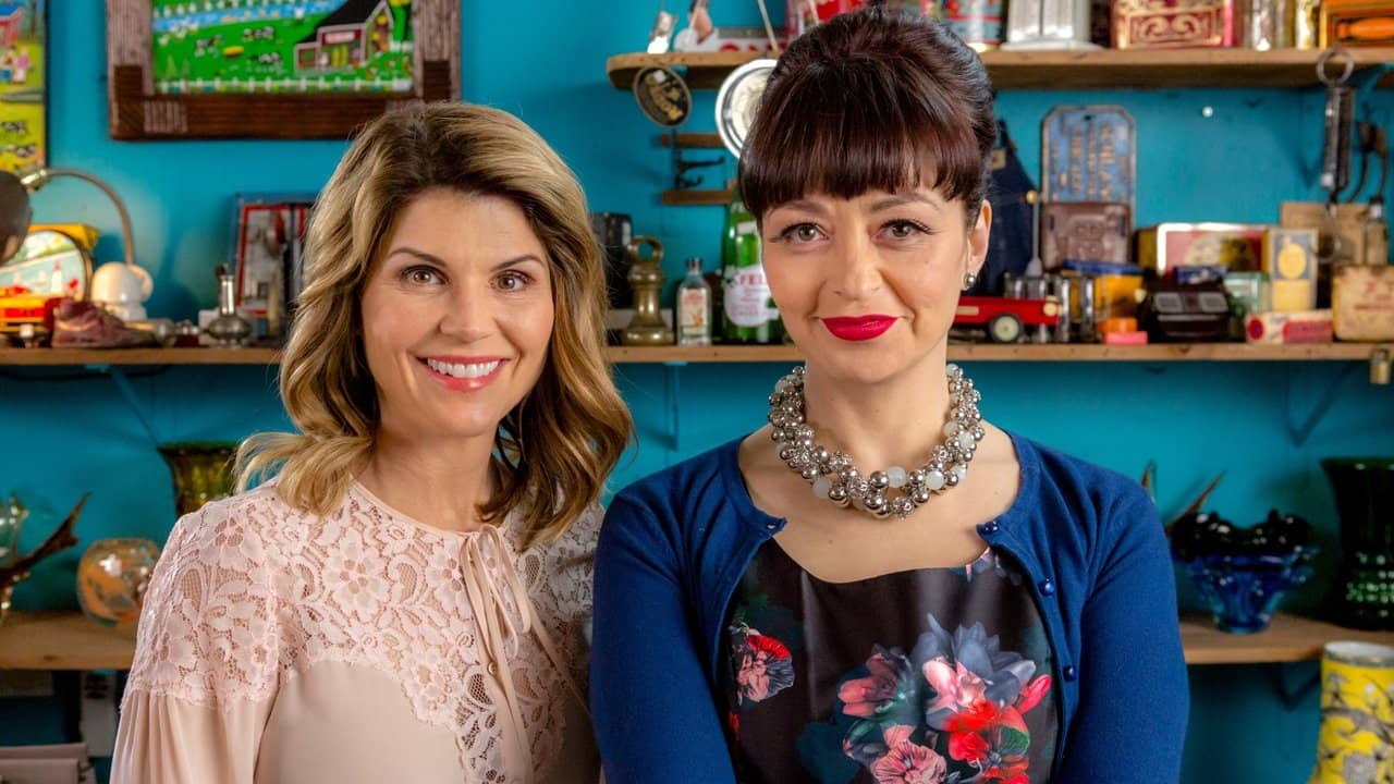 Garage Sale Mysteries: Picture a Murder backdrop