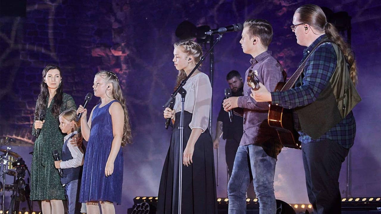 Angelo Kelly & Family - Irish Heart: Live backdrop