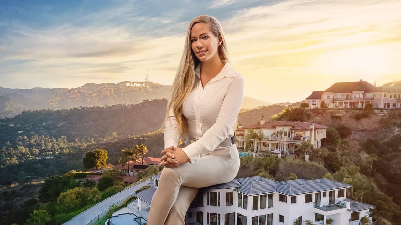 Kendra Sells Hollywood backdrop