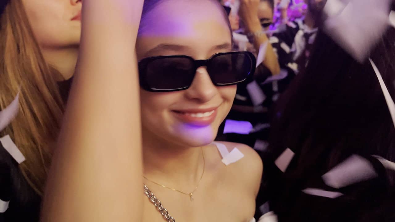 Rave por la noche, After por la mañana backdrop
