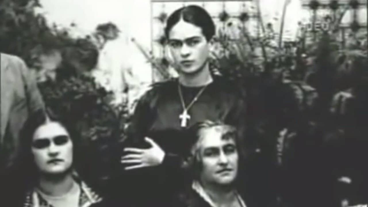 Frida Kahlo - La Cinta que Envuelve una Bomba (The Ribbon That Ties the Bomb) backdrop