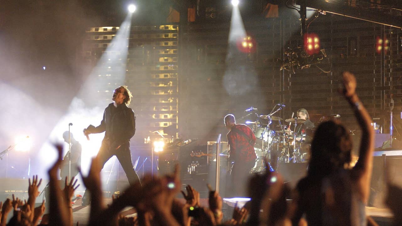 U2 3D backdrop