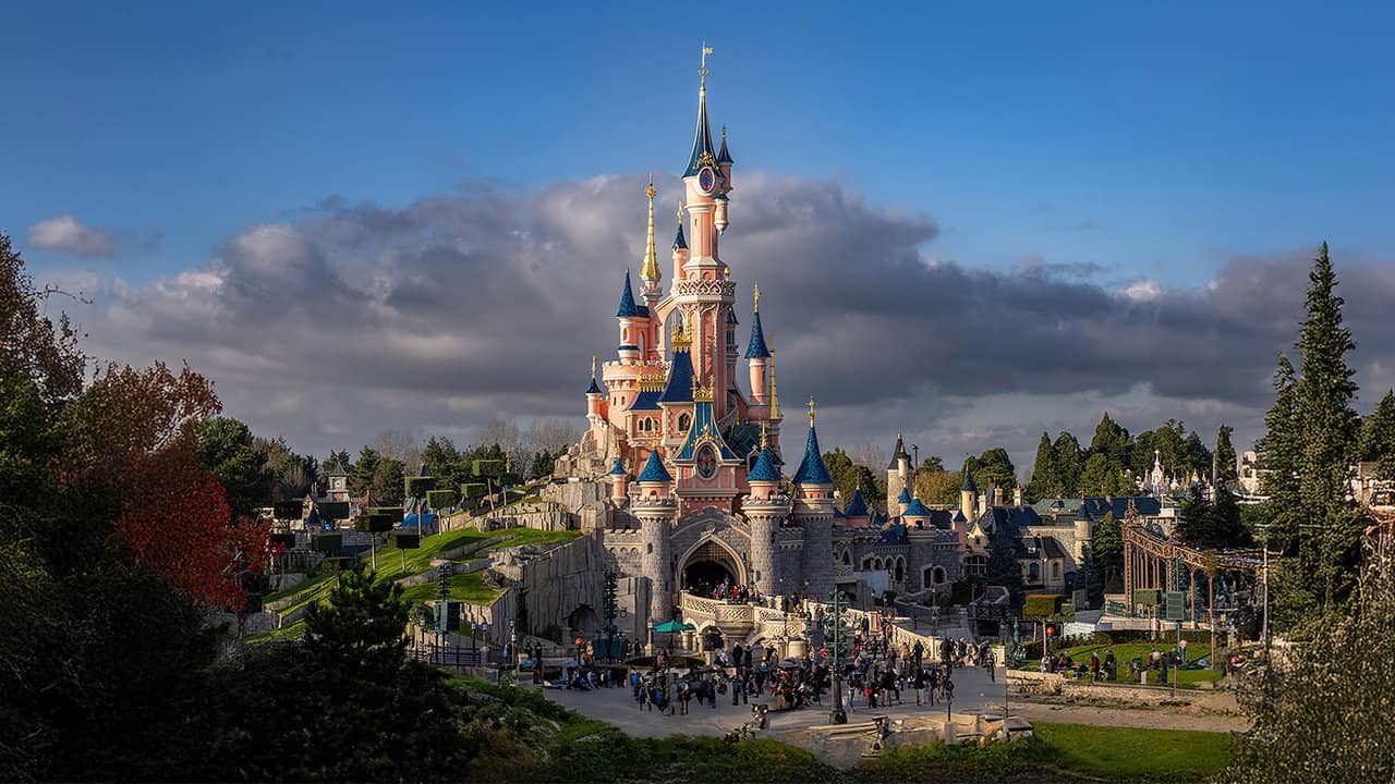 Disneyland Paris : les secrets du n°1 des parcs d'attraction backdrop