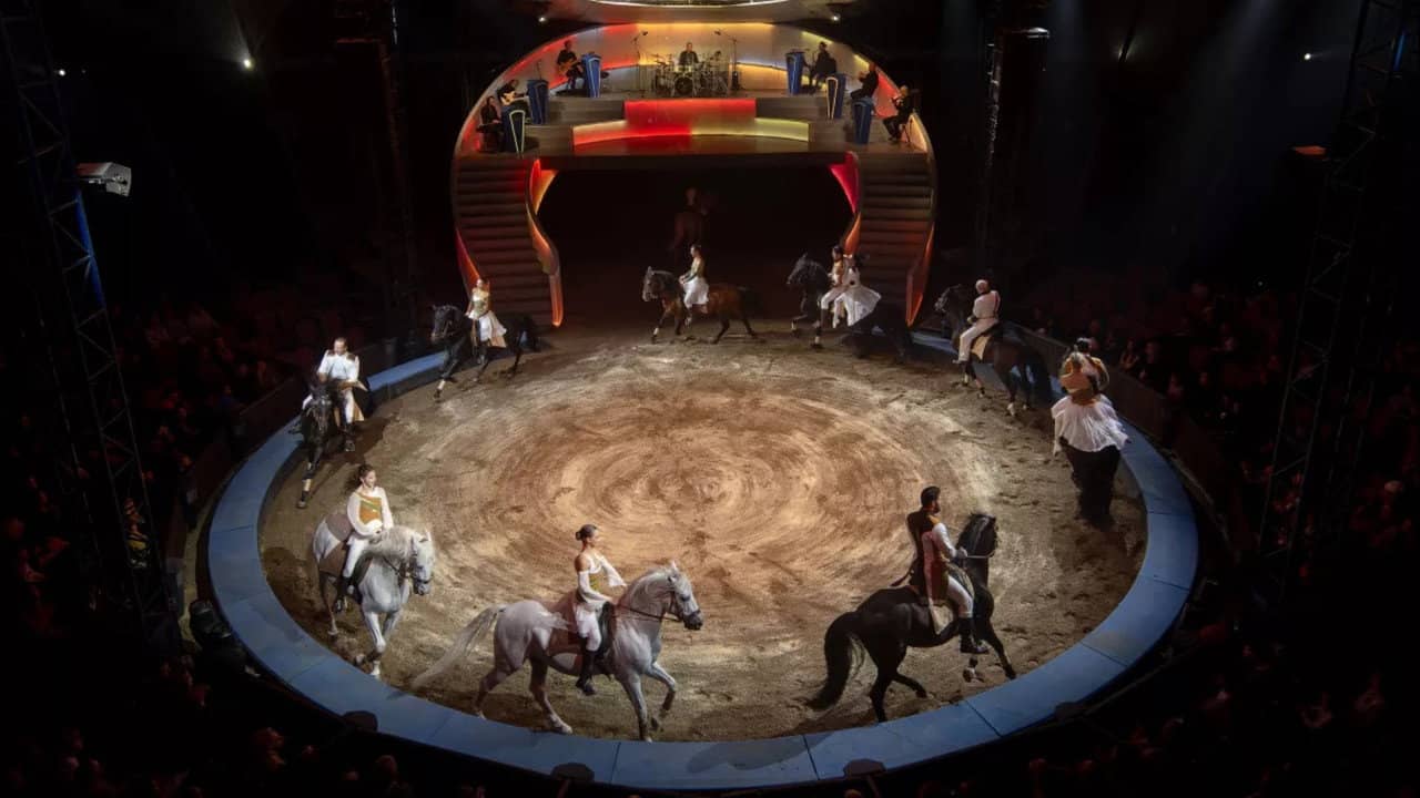 Les Folies Gruss, 50 ans à Paris backdrop