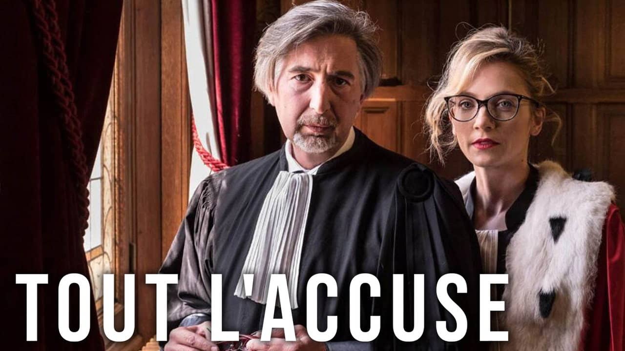 Tout l'accuse backdrop