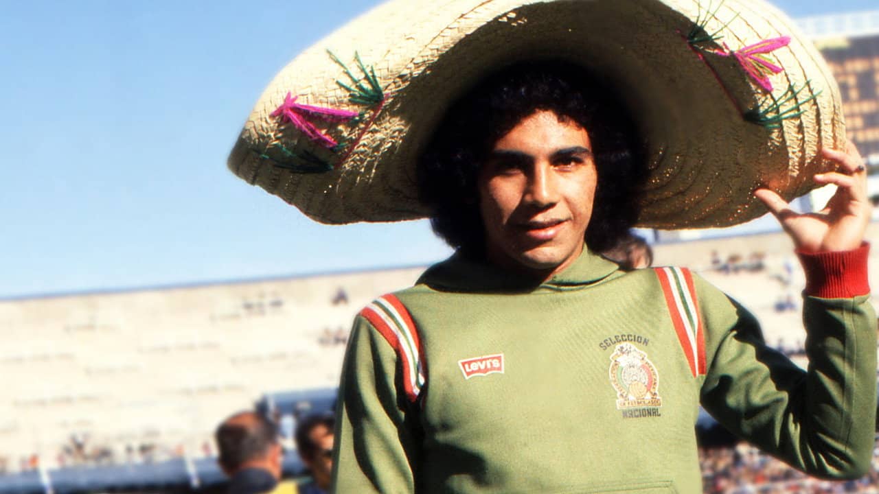 Bios: Hugo Sánchez backdrop
