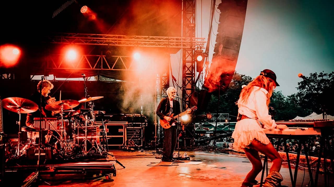 Blonde Redhead - La Route du Rock 2024 backdrop