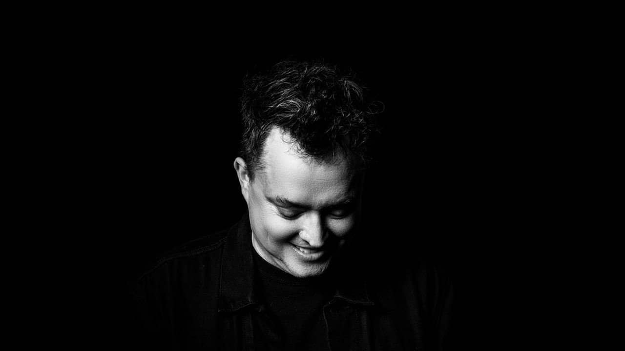 Mike Ward : Noir backdrop