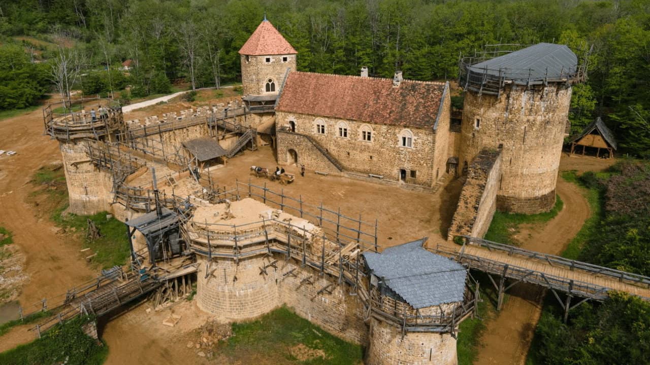 Le défi fou de GUÉDELON, construire un CHÂTEAU en AUTONOMIE TOTALE sans PÉTROLE comme au MOYEN ÂGE backdrop