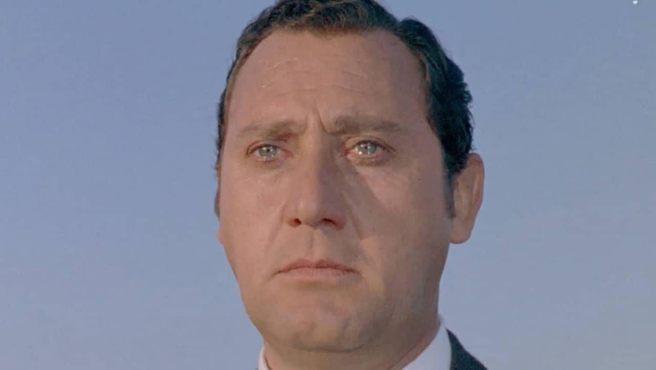 Siamo in un film di Alberto Sordi? backdrop