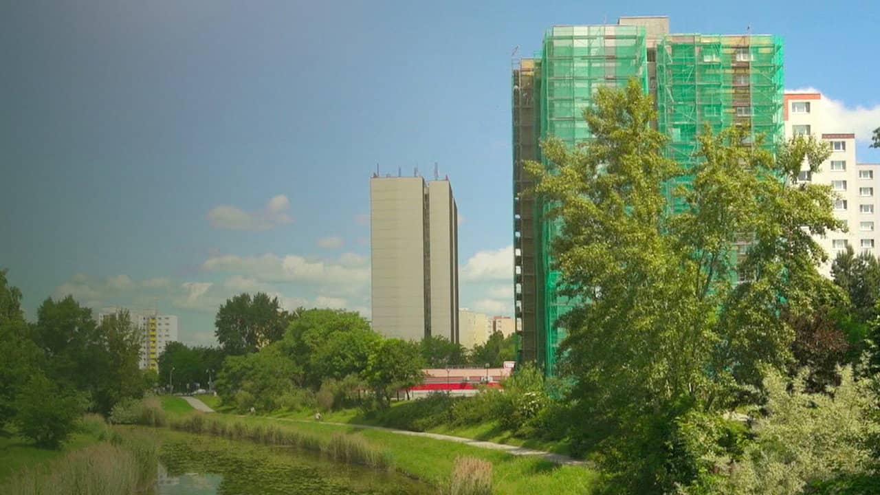 Bratislava, mesto uprostred prírody backdrop