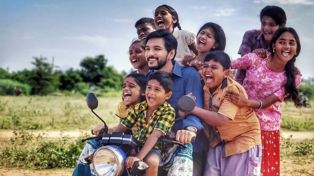 Anandham Vilayadum Veedu backdrop