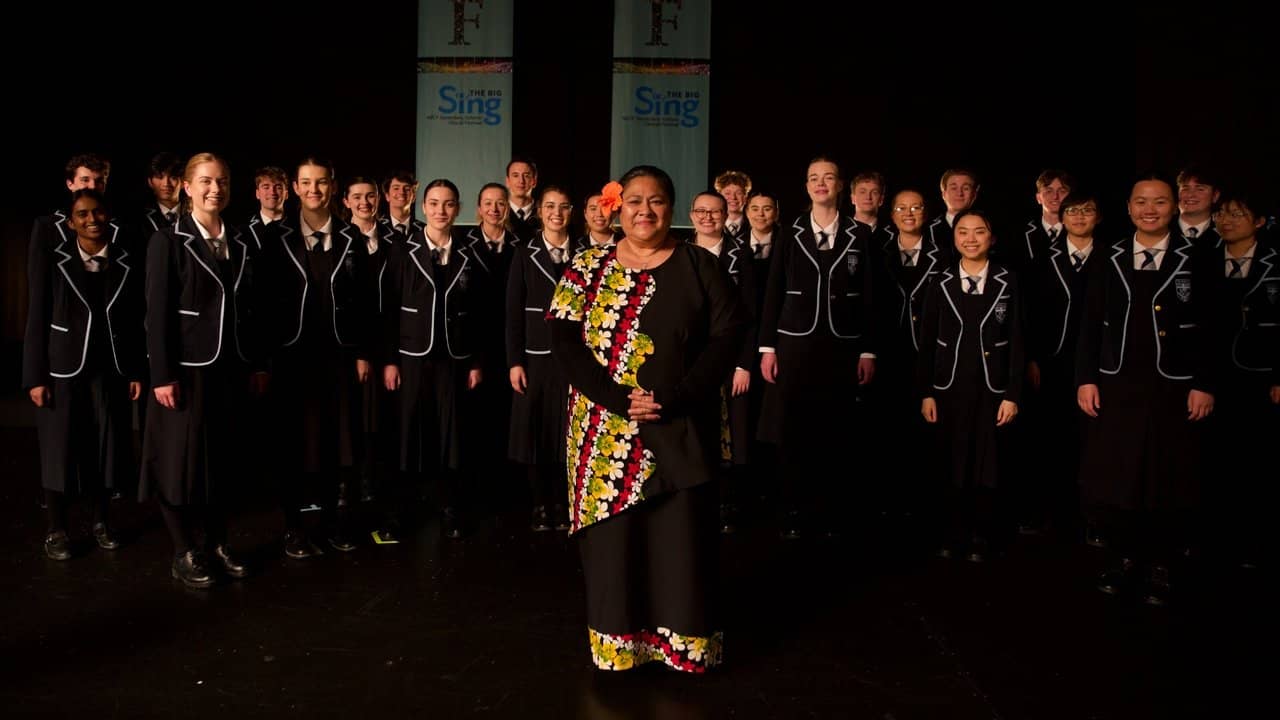 Tinā backdrop