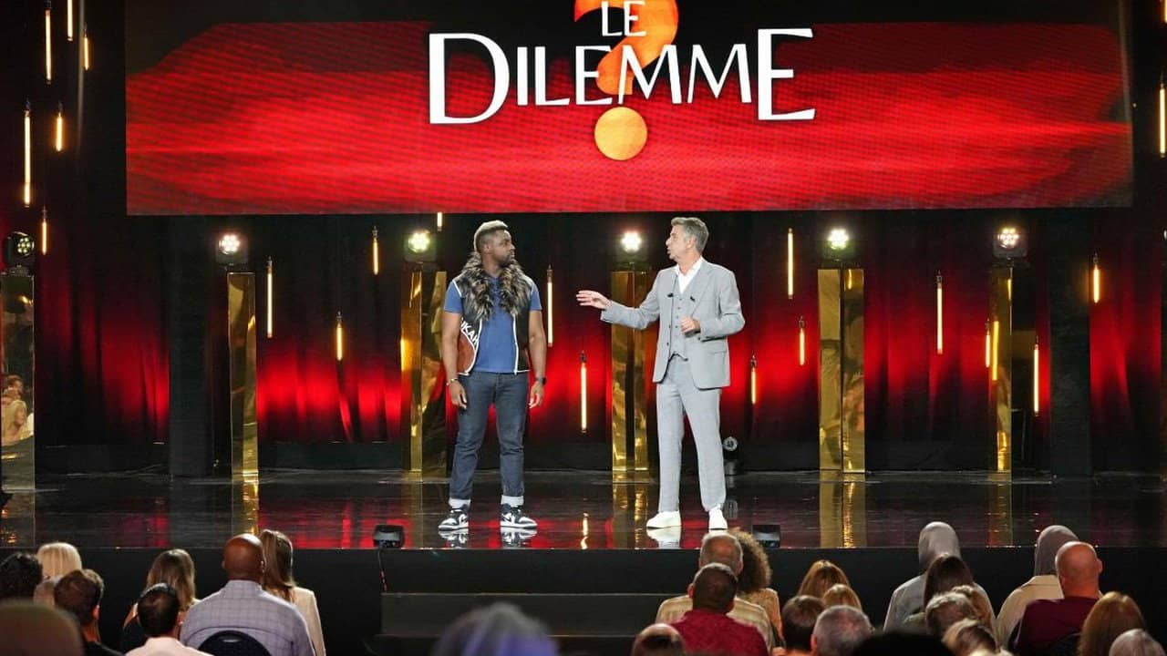 Le Dilemme backdrop
