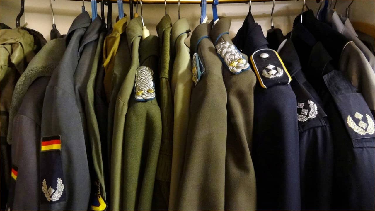 Das Ende der NVA - Wie die Bundeswehr die DDR Volksarmee übernahm backdrop