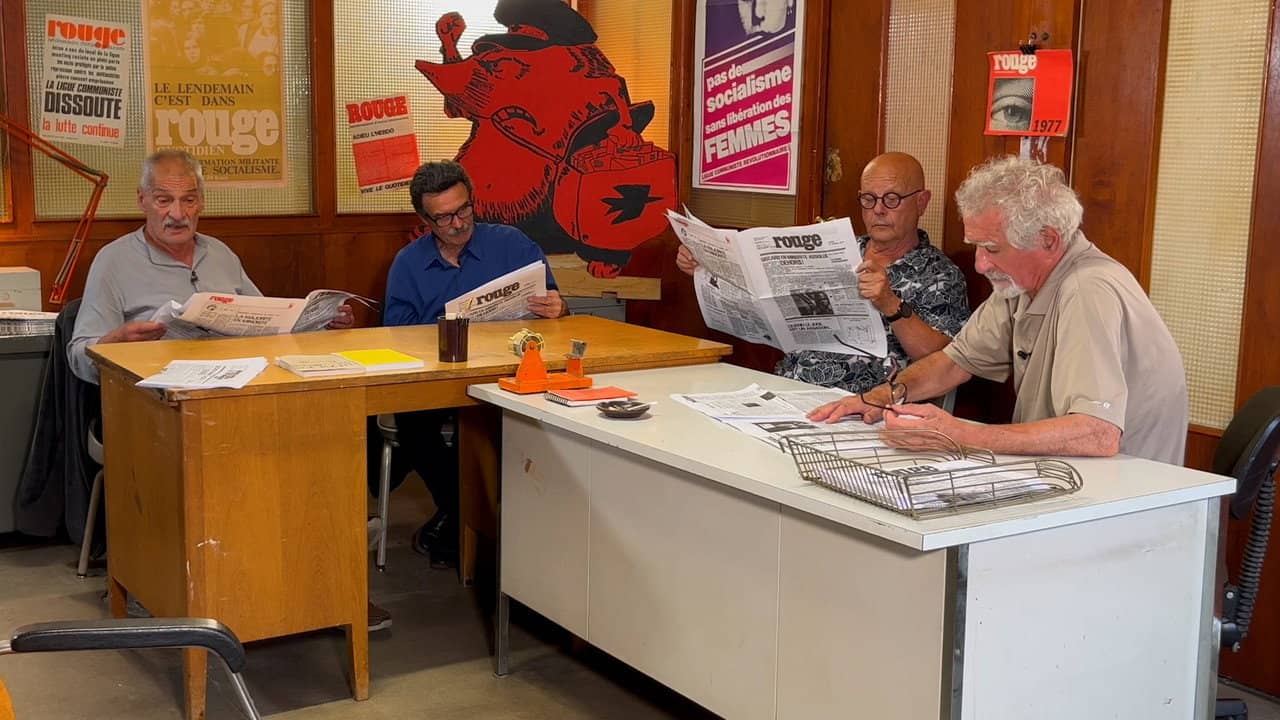 Rouge, la couleur qui annonce le journal backdrop