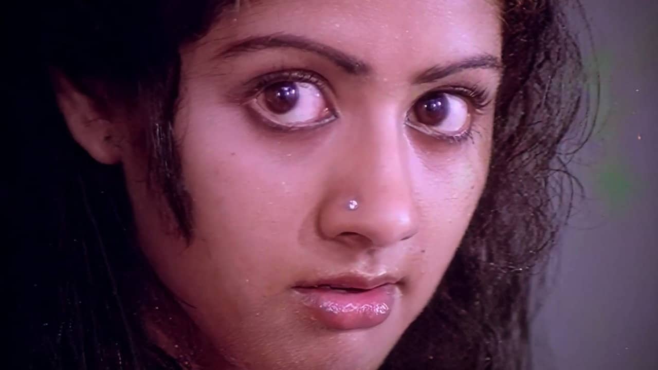 Varumayin Niram Sivappu backdrop