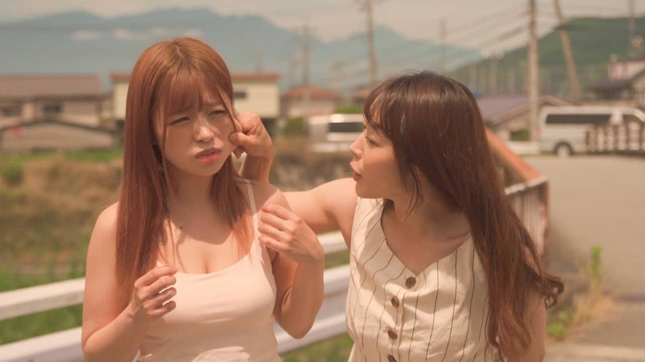 Mitchaku kyonyû shimai: Oppai wa shitte iru backdrop