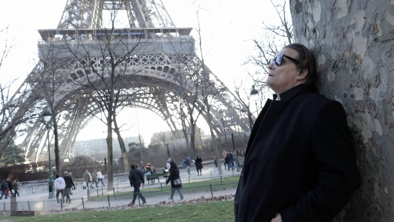 Last Kiss in Paris backdrop