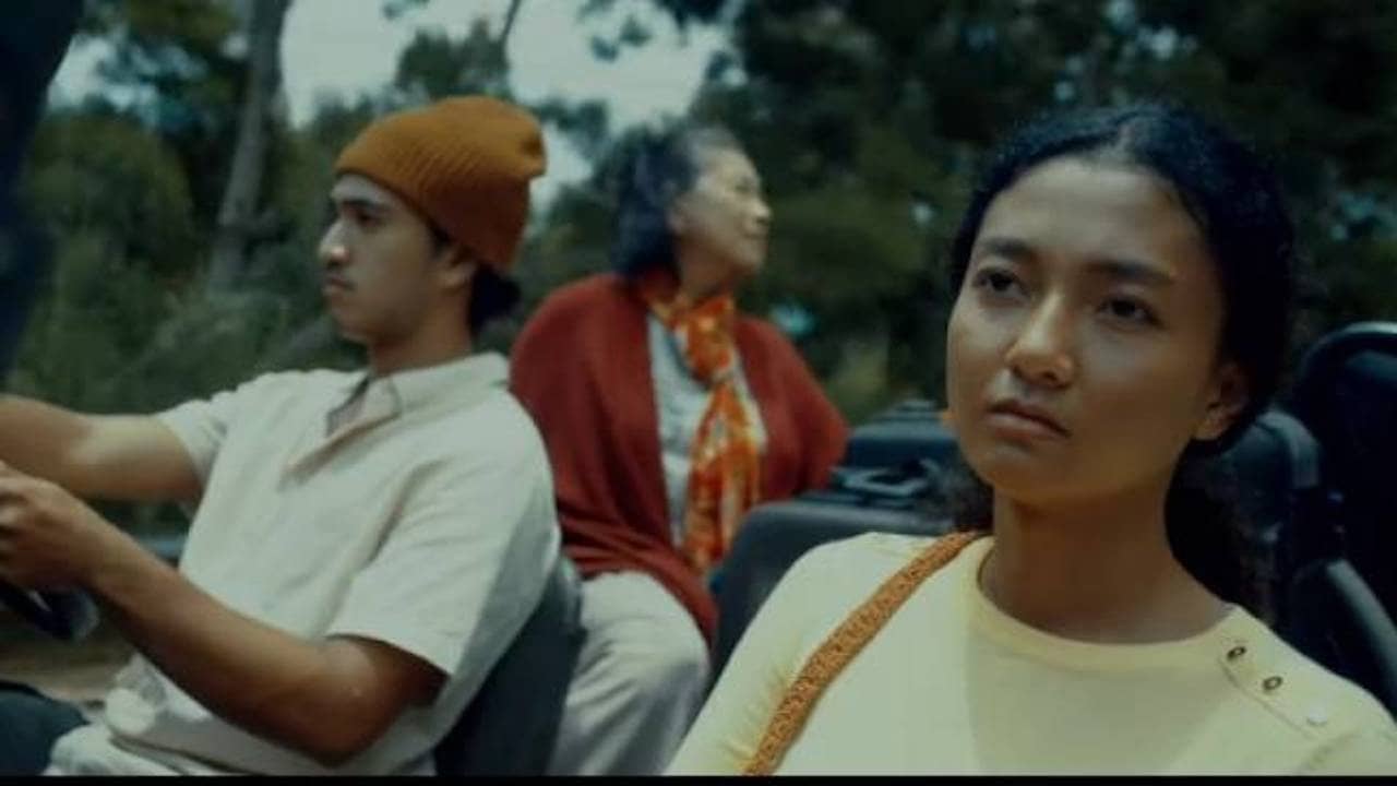 Glo, Kau Cahaya backdrop
