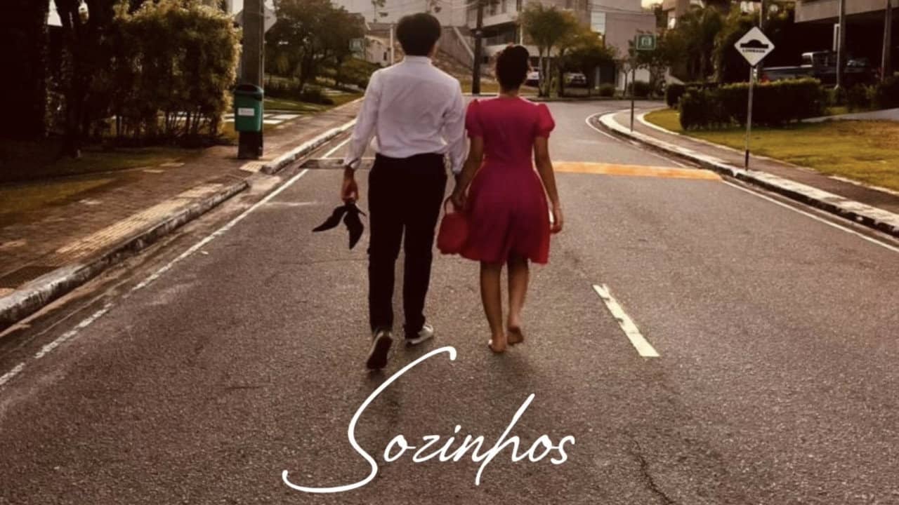 Sozinhos backdrop