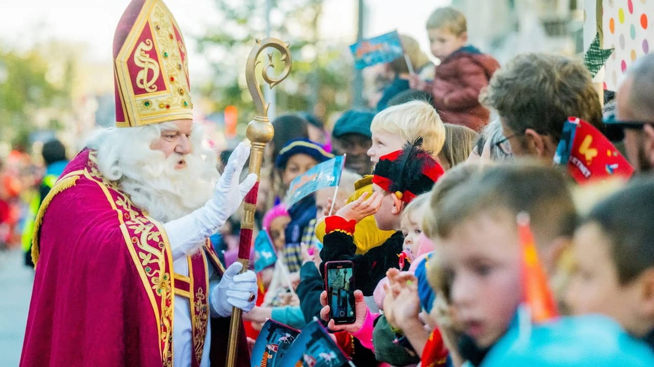 Hij komt, hij komt, ... intrede van de Sint backdrop