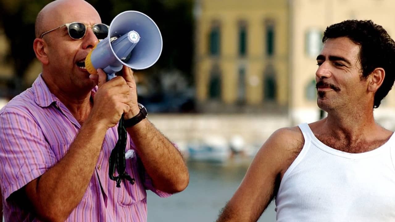 L'uomo che aveva picchiato la testa backdrop