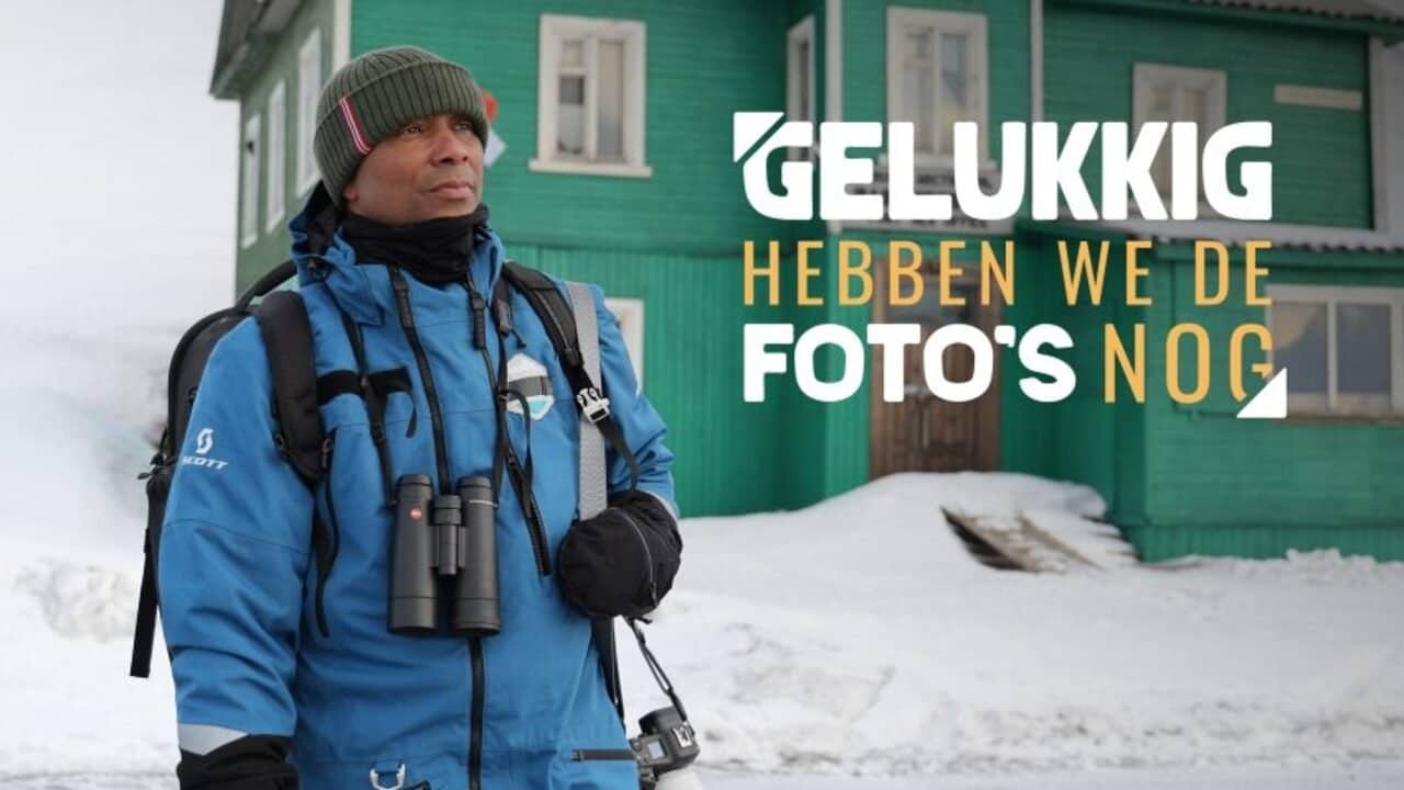 Gelukkig Hebben We De Foto’s Nog! backdrop