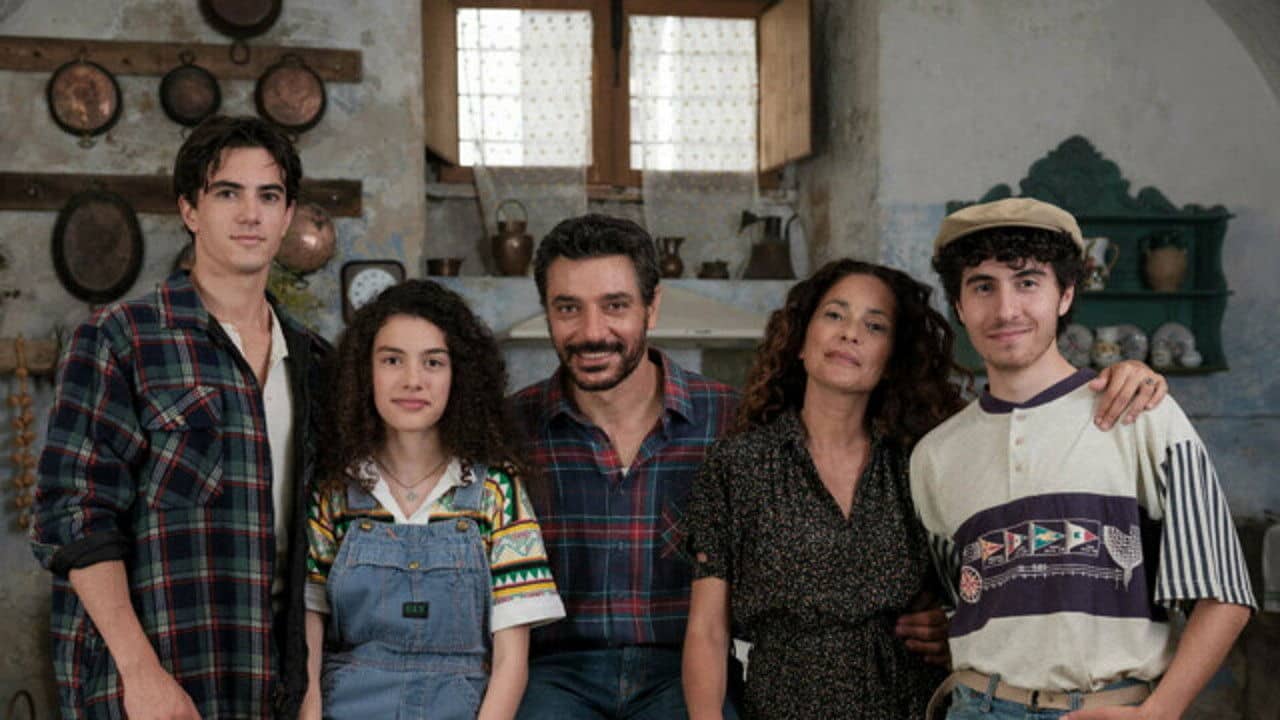 Storia di una famiglia perbene backdrop
