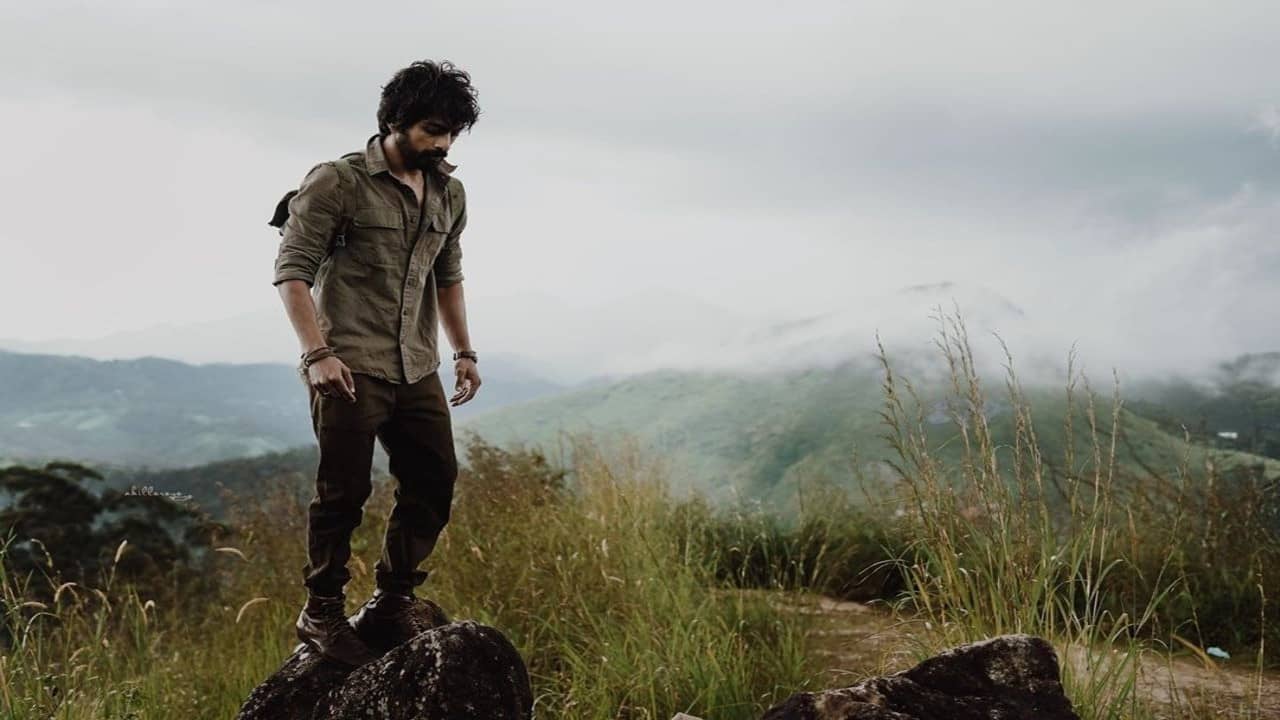 Putham Pudhu Kaalai Vidiyaadhaa backdrop