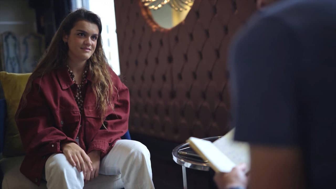 Amaia: Una vuelta al sol backdrop