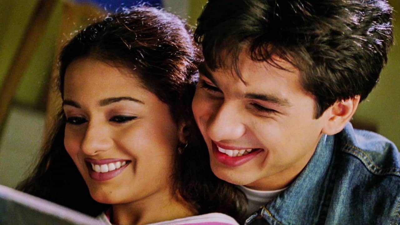 Ishq Vishk backdrop