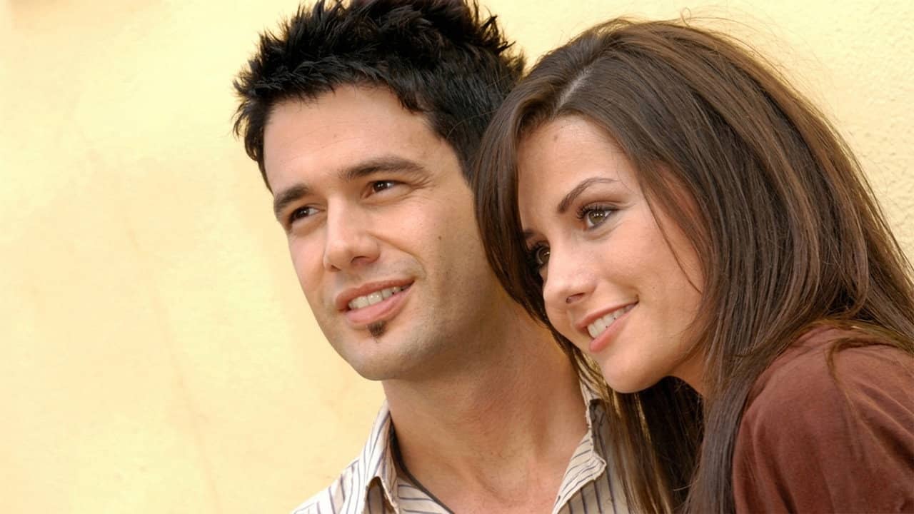 Aşk Oyunu backdrop